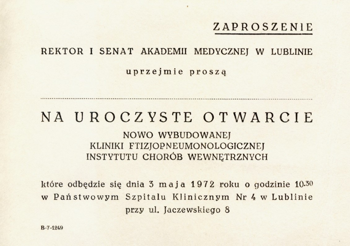 Zaproszenie na otwarcie budynku Kliniki. Napis brzmi: Zaproszenie. Rektor i Senat Akademii Medycznej w Lublinie uprzejmie proszą (miejsce do wypełnienia) na uroczyste otwarcie nowo wybudowanej Kliniki Ftizjopneumunologicznej Instytutu Chor&oacute;b Wewnętrznych, kt&oacute;re odbędzie się dnia 3 maja 1972 roku o godz. 10.30 w Państwowym Szpitalu Klinicznym Nr 4 w Lublinie przy ulicy Jaczewskiego 8
